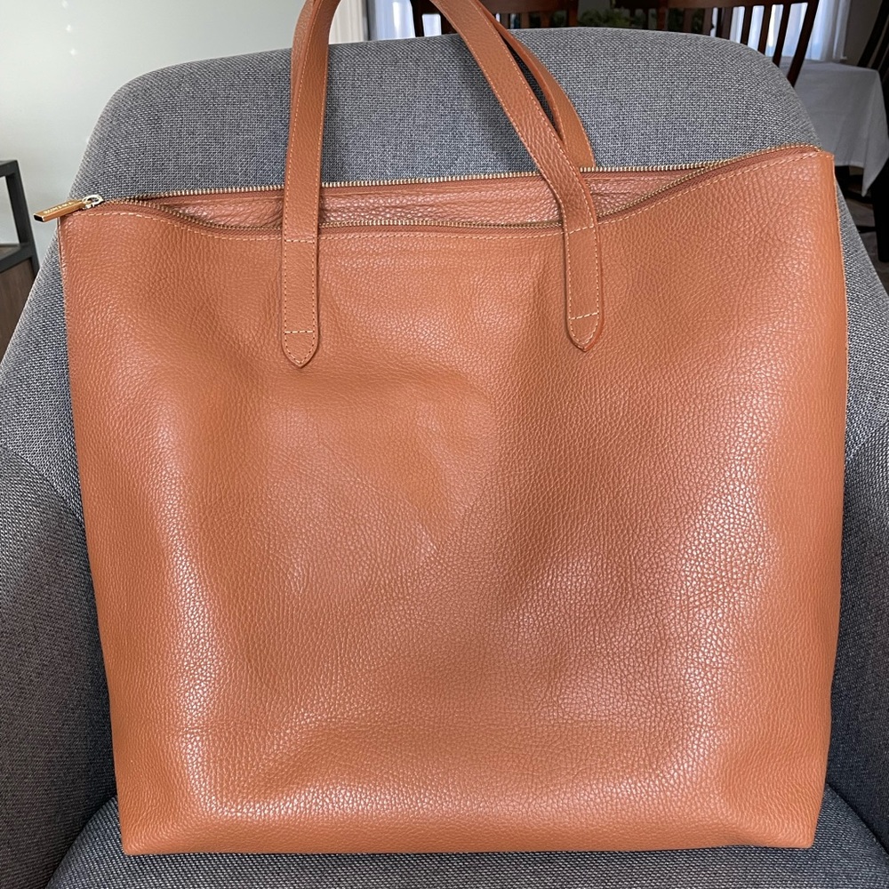 Cuyana Classic Zipper Tote in Caramel with Tote Organization Insert in Blush.